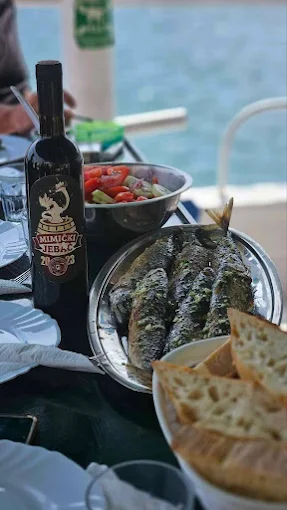Fish picnic food and wine detail